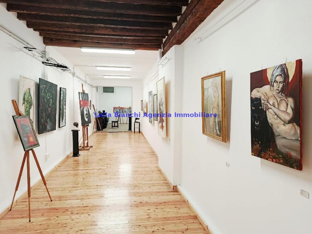 negozio in vendita a Pesaro in zona Centro Città