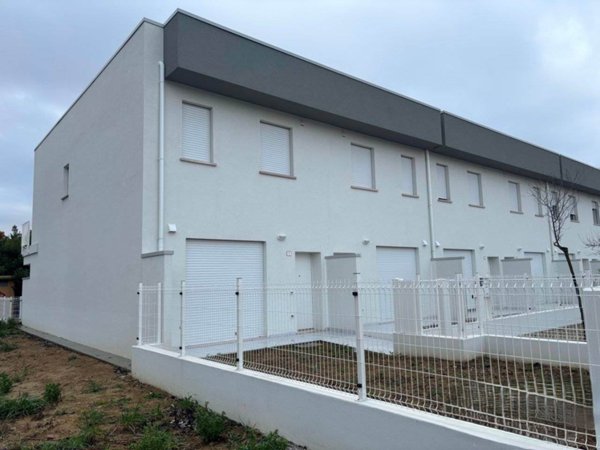 casa indipendente in vendita a Pesaro in zona Vismara