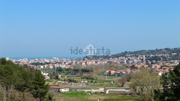 casa indipendente in vendita a Pesaro