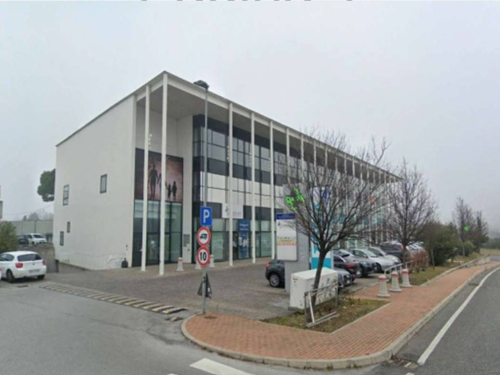 negozio in vendita a Pesaro in zona Santa Veneranda
