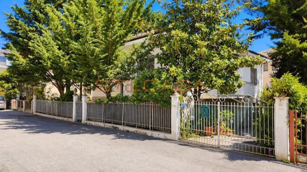 esavano in vendita a Pesaro in zona Centro Città