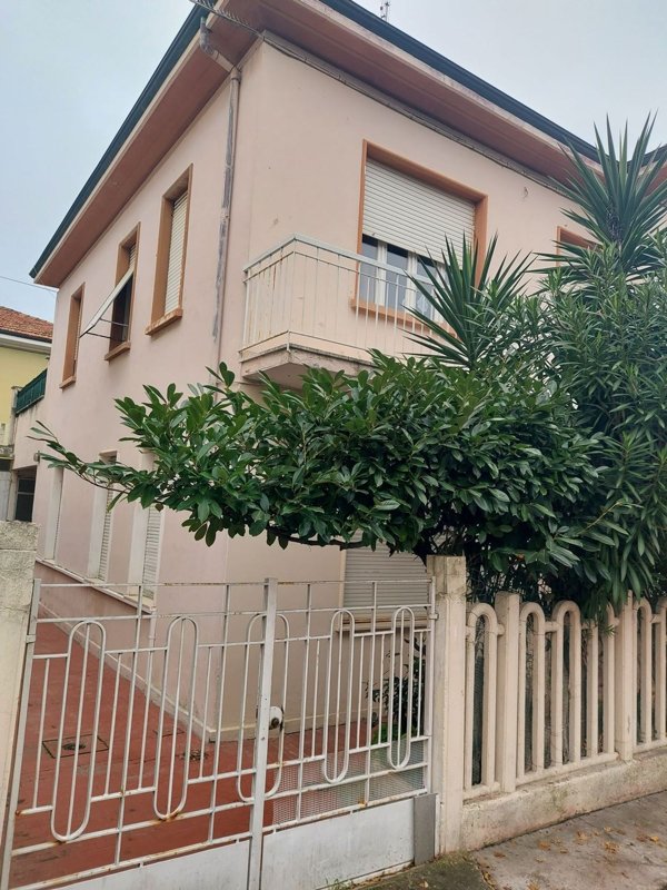 casa indipendente in vendita a Pesaro in zona Loreto