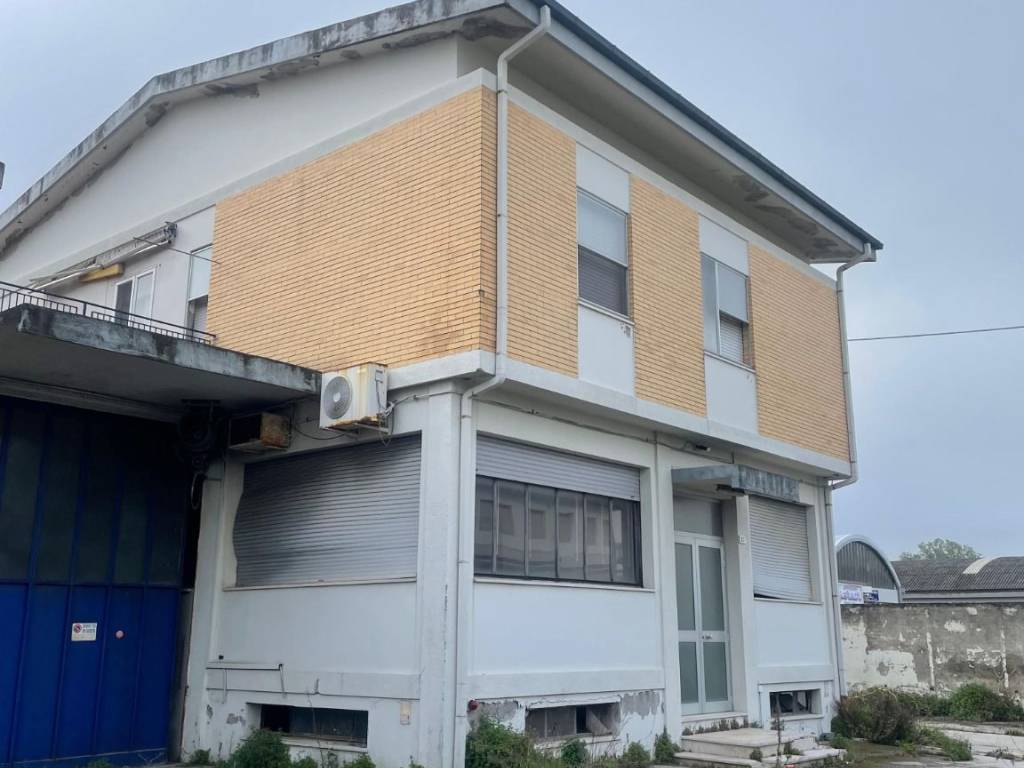 locale commerciale in vendita a Pesaro in zona Soria