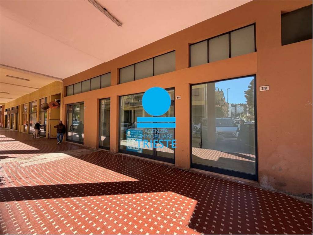 negozio in vendita a Pesaro in zona Montegranaro