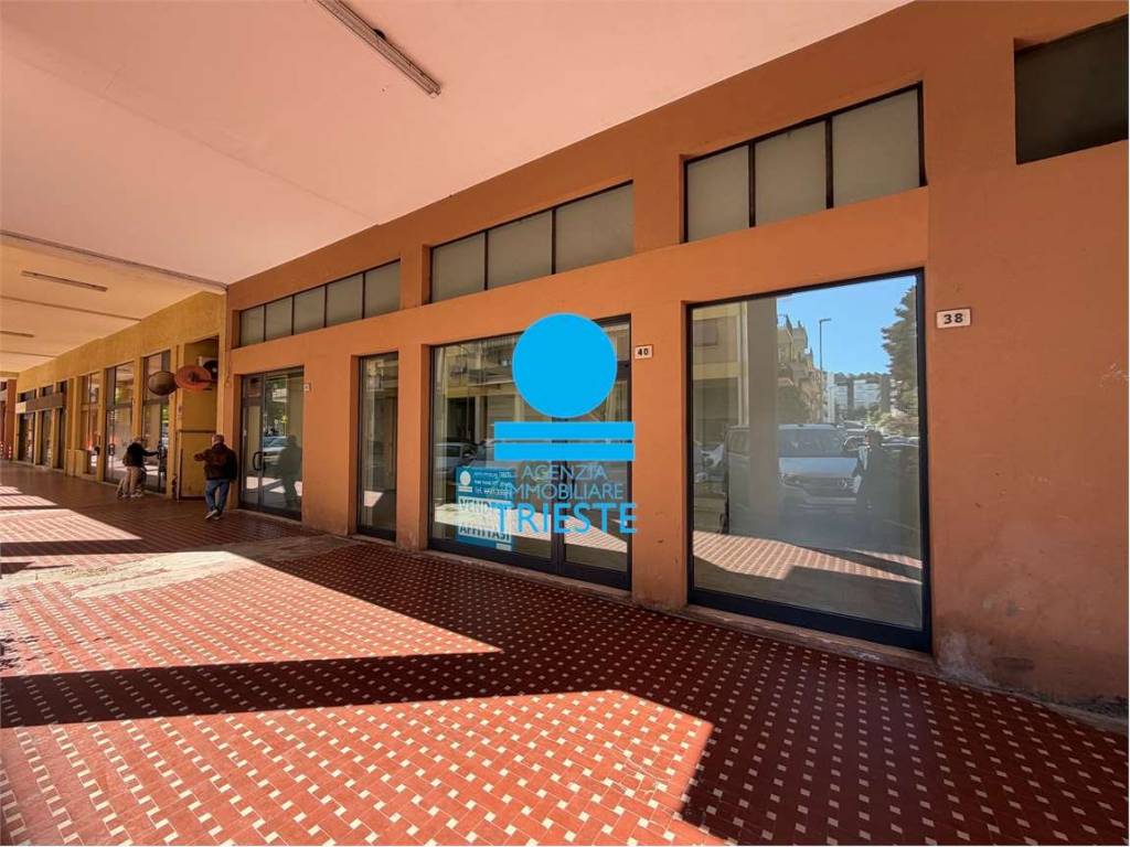 negozio in vendita a Pesaro in zona Loreto
