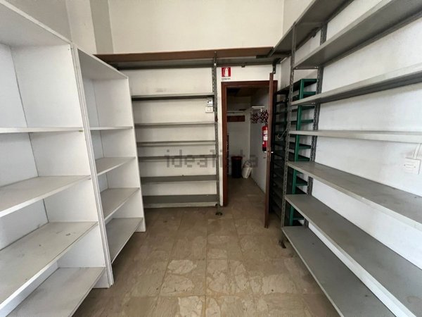negozio in vendita a Pesaro in zona Muraglia