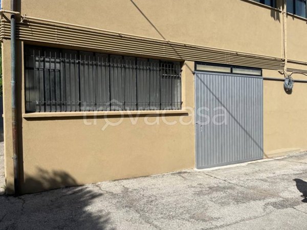 locale commerciale in vendita a Pesaro in zona Pantano