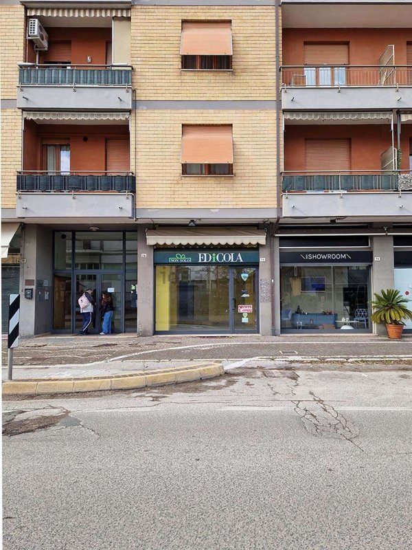 locale commerciale in vendita a Pesaro