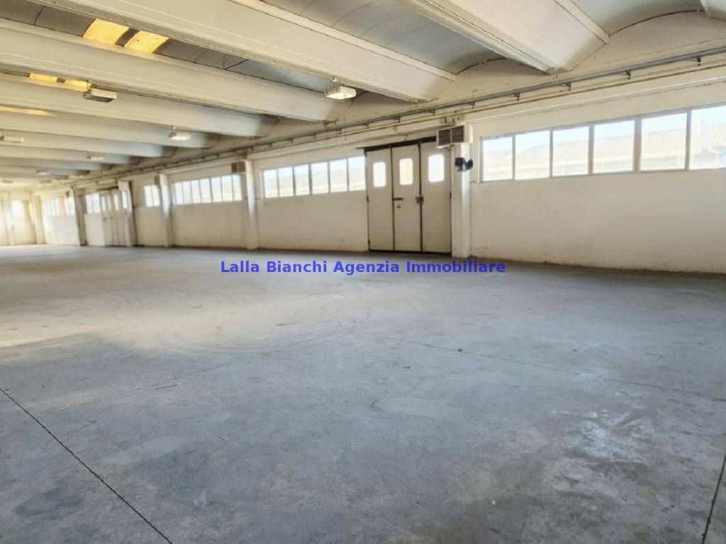 locale commerciale in vendita a Pesaro in zona Villa Fastiggi