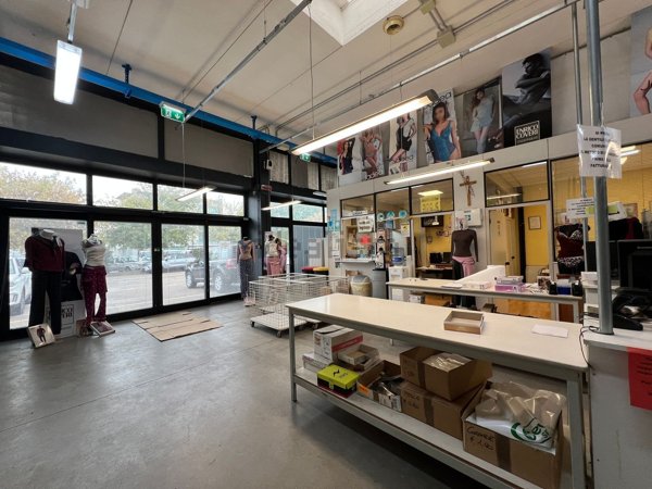 locale commerciale in vendita a Pesaro in zona Fabbrecce