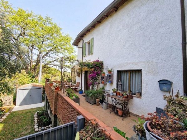 casa semindipendente in vendita a Pesaro in zona Trebbiantico