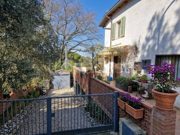 casa indipendente in vendita a Pesaro in zona Trebbiantico