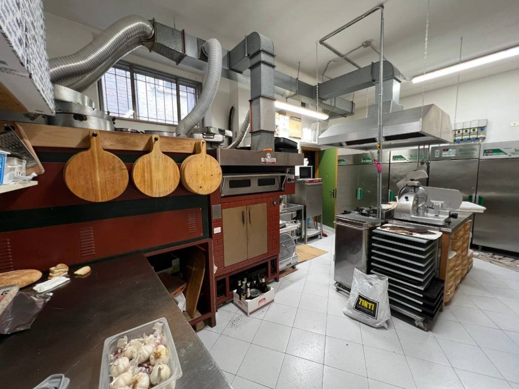 negozio in vendita a Pesaro in zona Villa Ceccolini
