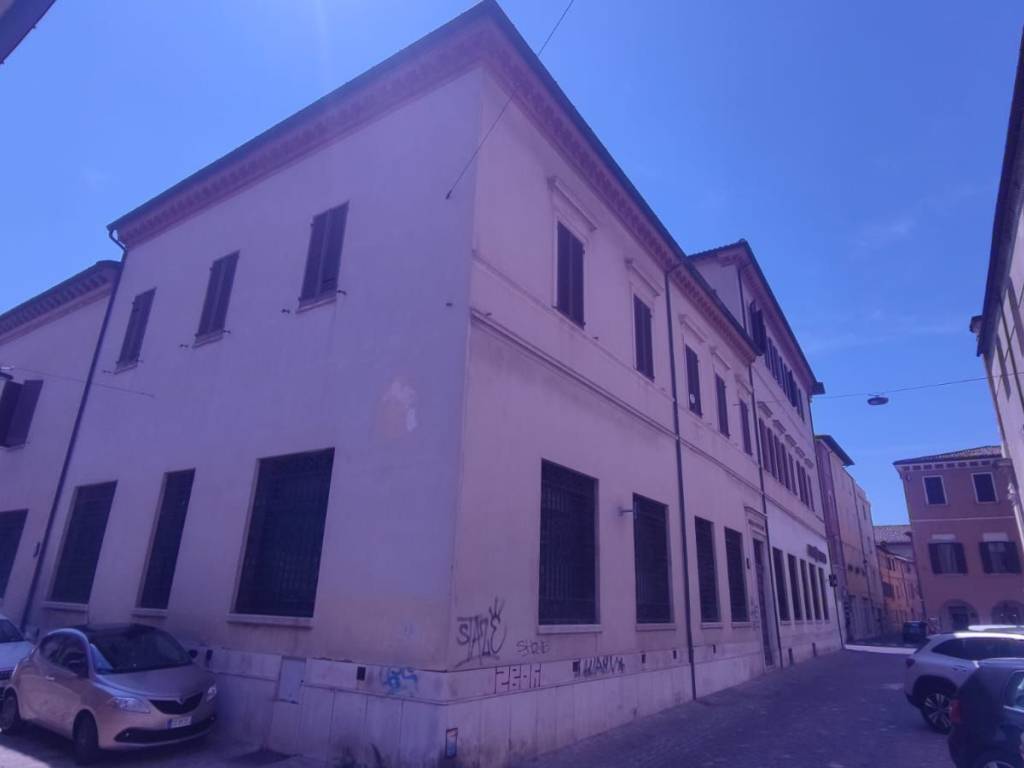 ufficio in vendita a Pesaro in zona Centro Città