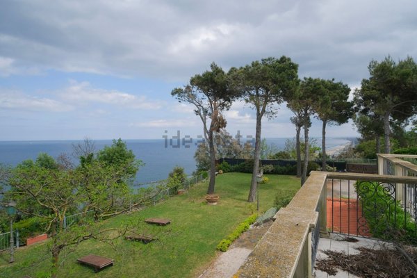 casa indipendente in vendita a Pesaro in zona Mare