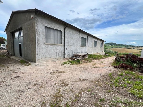 locale di sgombero in vendita a Pesaro in zona Tre Ponti