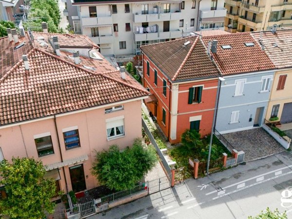 casa indipendente in vendita a Pesaro