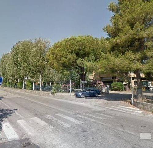 negozio in vendita a Pesaro in zona Vismara