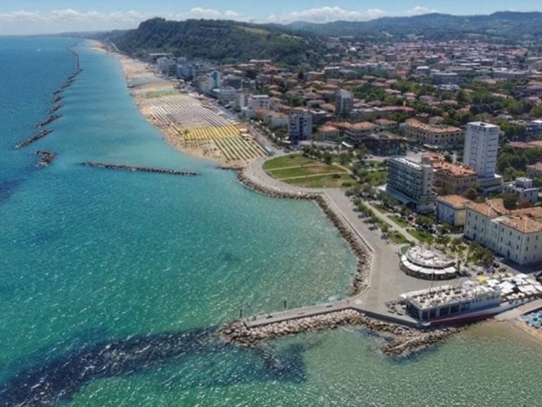 negozio in vendita a Pesaro in zona Baia Flaminia