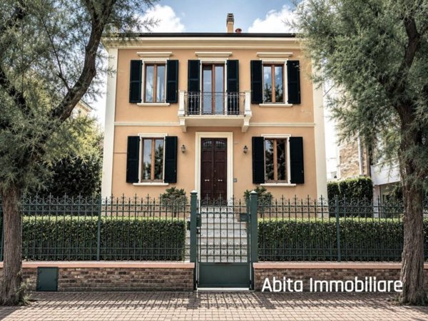 casa indipendente in vendita a Pesaro in zona Mare