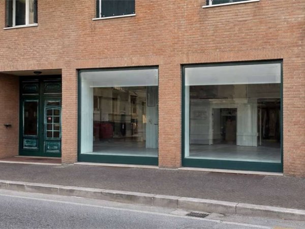 negozio in vendita a Pesaro in zona Centro Città