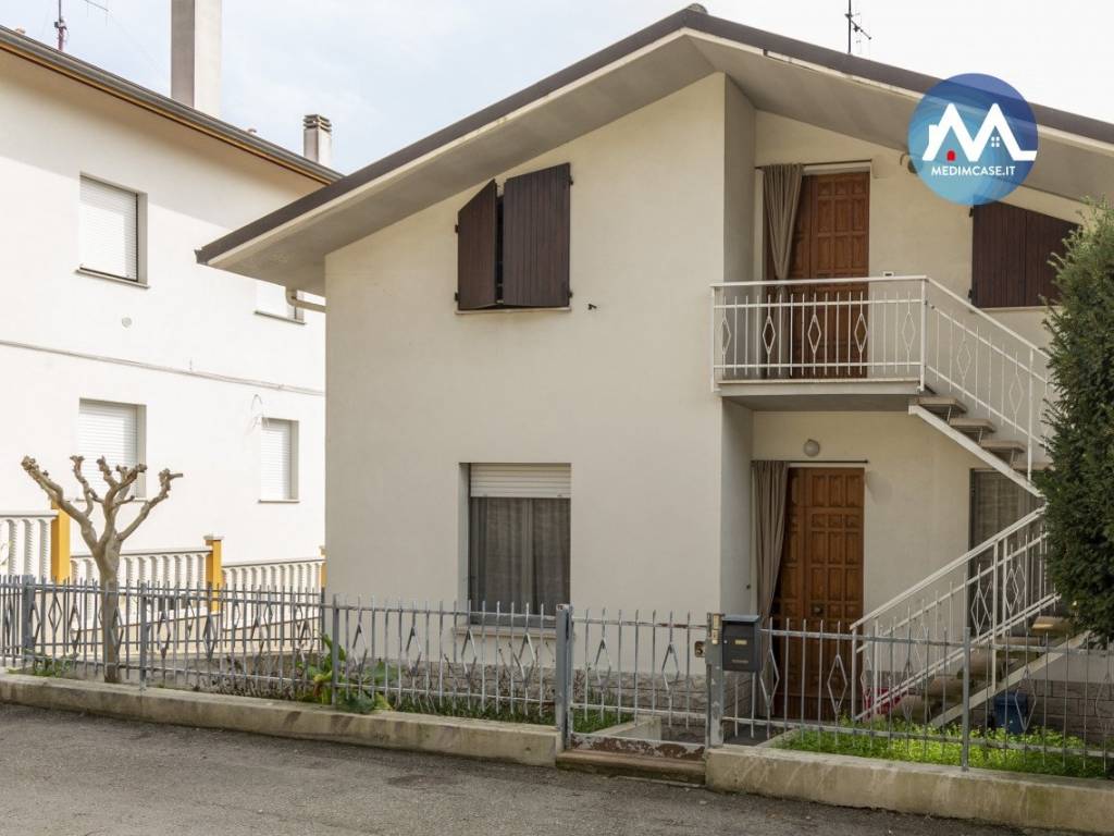 casa indipendente in vendita a Pesaro in zona Cattabrighe