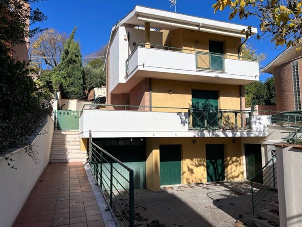 casa indipendente in vendita a Pesaro in zona Montegranaro