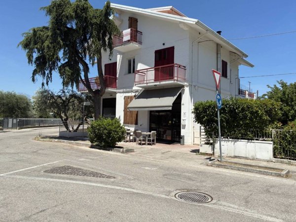 negozio in vendita a Pesaro in zona Villa Fastiggi