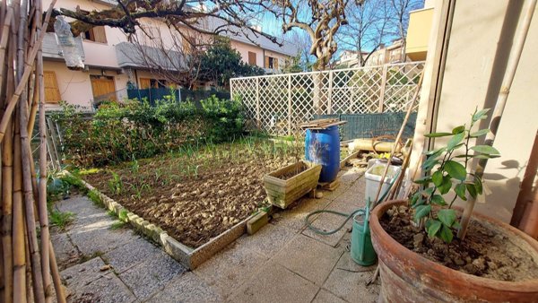 casa indipendente in vendita a Pesaro in zona Novilara