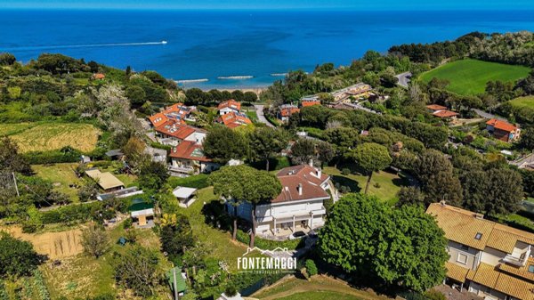 casa indipendente in vendita a Pesaro in zona Mare