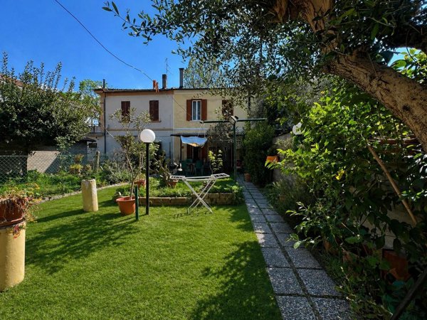 casa indipendente in vendita a Pesaro in zona Pantano