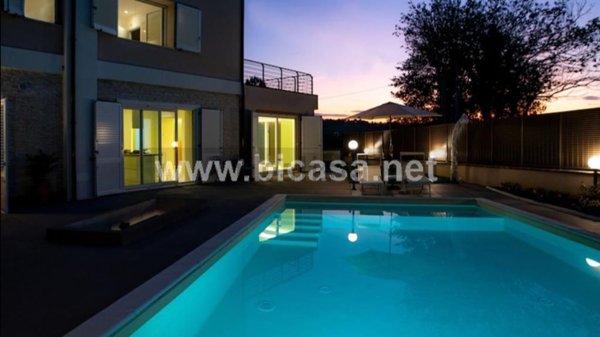 casa indipendente in vendita a Pesaro in zona Cattabrighe