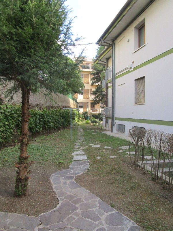 casa indipendente in vendita a Pesaro in zona Montegranaro