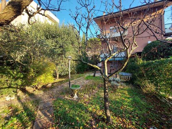 casa indipendente in vendita a Pesaro in zona Vismara