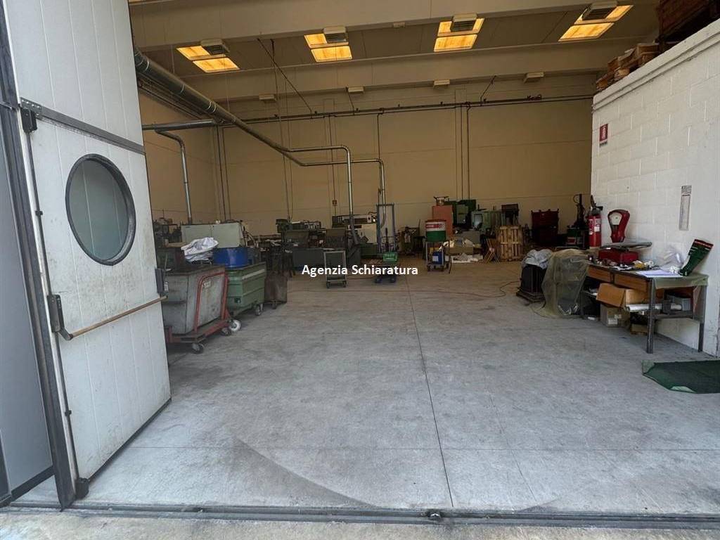 locale commerciale in vendita a Pesaro in zona Case Bruciate