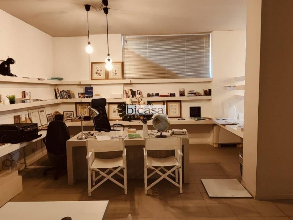 negozio in vendita a Pesaro in zona Centro Città