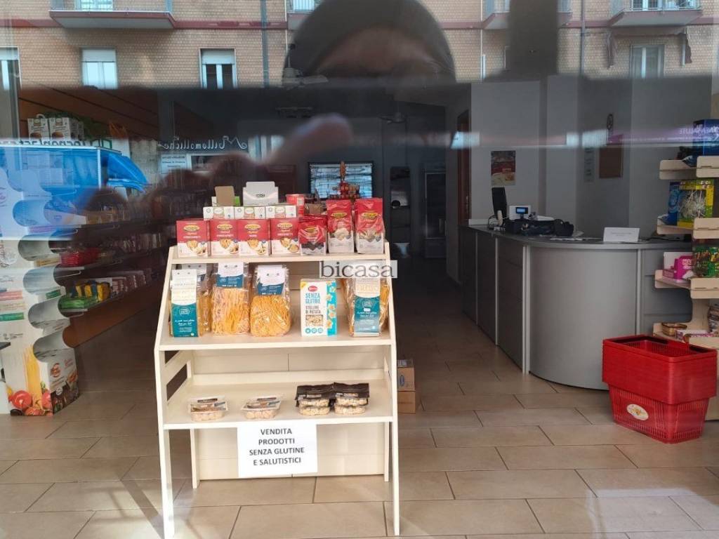 negozio in vendita a Pesaro in zona Pantano