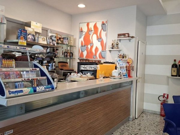negozio in vendita a Pesaro in zona Mare