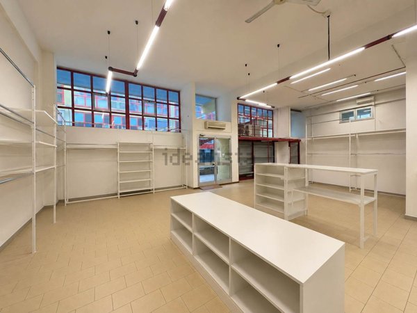 locale commerciale in vendita a Pesaro