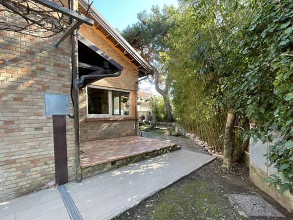 casa indipendente in vendita a Pesaro in zona Mare