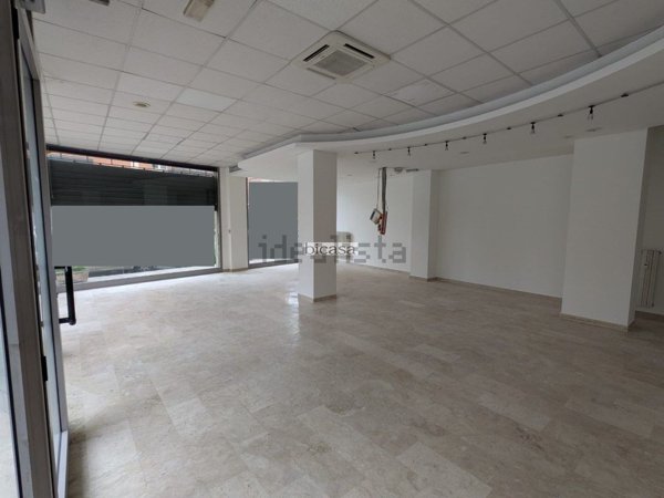 negozio in vendita a Pesaro in zona Pantano