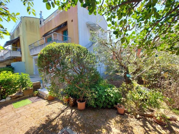 casa indipendente in vendita a Pesaro in zona Cattabrighe