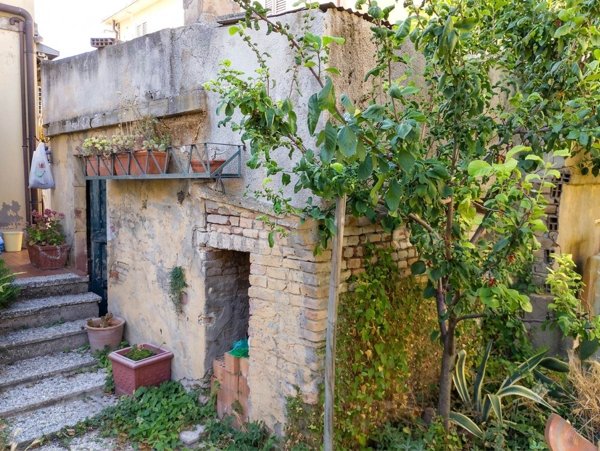 casa indipendente in vendita a Pesaro in zona Soria