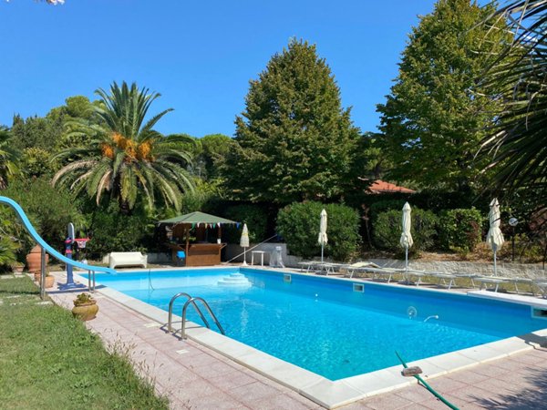 casa indipendente in vendita a Pesaro in zona Montegranaro