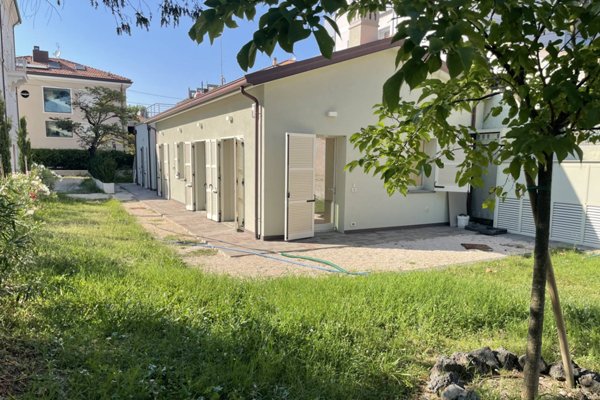 casa indipendente in vendita a Pesaro in zona Mare