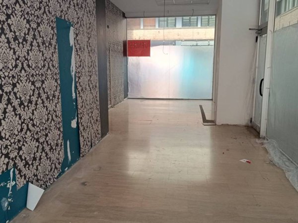 negozio in vendita a Pesaro in zona Centro Città