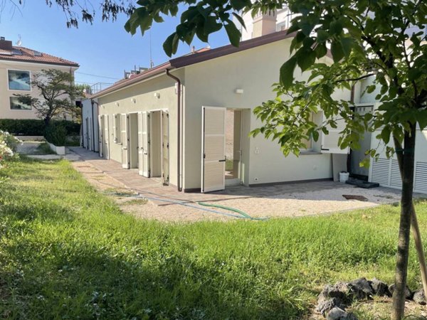 casa indipendente in vendita a Pesaro in zona Mare
