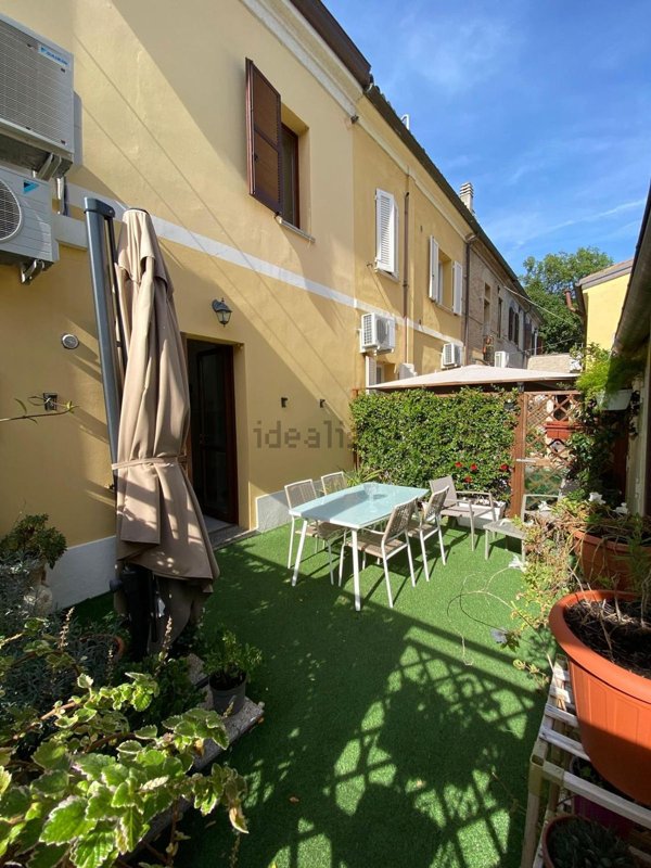 casa indipendente in vendita a Pesaro in zona Villa Fastiggi