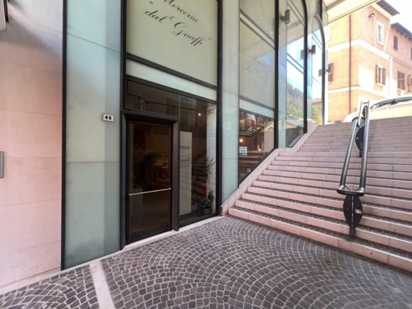 ufficio in vendita a Pesaro in zona Centro Città