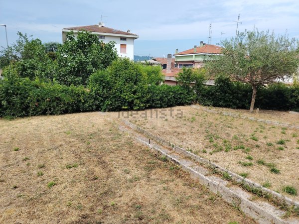 casa indipendente in vendita a Pesaro in zona Case Bruciate